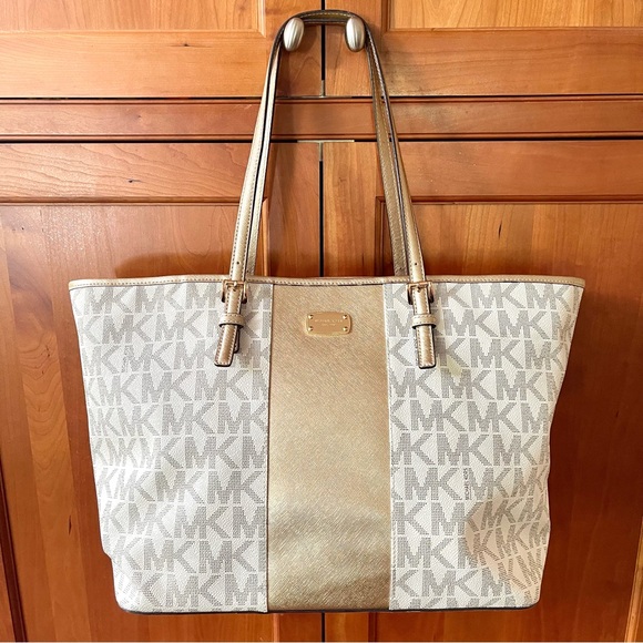 Michael Kors Spacious Caryall Tote Bag - Picture 6 of 9